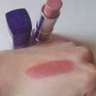 Swatch de Valentine.D : Moisture Reniew Lipstick, Rimmel london
