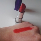 Swatch de Valentine.D : Moisture Reniew Lipstick, Rimmel london