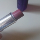 Swatch de Valentine.D : Moisture Reniew Lipstick, Rimmel london