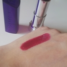 Swatch de Valentine.D : Moisture Reniew Lipstick, Rimmel london