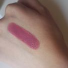 Swatch de Valentine.D : Moisture Reniew Lipstick, Rimmel london