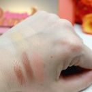 Swatch de Sochic Sogirly : Sweet Peach Palette de fards à paupières, Too Faced