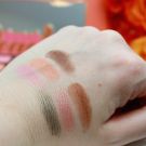 Swatch de Sochic Sogirly : Sweet Peach Palette de fards à paupières, Too Faced