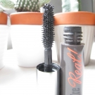 Swatch de monjulimonde : They're Real! - Mascara volumateur et allongeant, Benefit Cosmetics