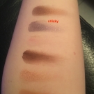Swatch de xVicky : Chocolate bar - Palette de fards à paupières, Too Faced