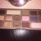 Swatch de xVicky : Chocolate bar - Palette de fards à paupières, Too Faced