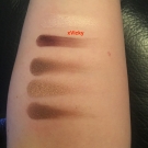 Swatch de xVicky : Chocolate bar - Palette de fards à paupières, Too Faced