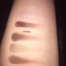Swatch de xVicky : Chocolate bar - Palette de fards à paupières, Too Faced