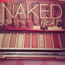 Swatch de xVicky : Naked Heat Palette de fards à paupières, Urban Decay