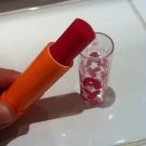 Swatch de juste lili : Baby Lips Baume à Lèvres Teinté, Maybelline New York