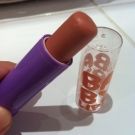 Swatch de juste lili : Baby Lips Baume à Lèvres Teinté, Maybelline New York