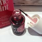 Swatch de juste lili : Benetint Blush Liquide Joues et Lèvres, Benefit Cosmetics