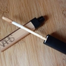 Swatch de Hasouna : Radiant Creamy Concealer - Anti-Cernes Eclat, Nars