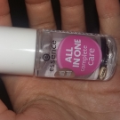 Swatch de Liliyana.r : 2 en 1 base et top coat, Essence