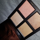 Swatch de Liliyana.r : 3D Highlighter Palette Palette d'enlumineurs, Huda Beauty