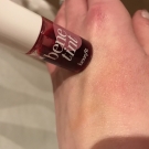 Swatch de Anadreambeauty : Benetint Blush Liquide Joues et Lèvres, Benefit Cosmetics