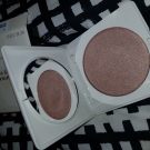Swatch de W.eel : Illumination lustre powder, H&M