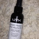 Swatch de W.eel : Dewy finish fini velouté, NYX