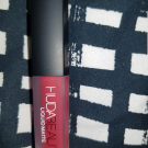 Swatch de W.eel : Liquid Matte - Rouge à Lèvres liquide mat, Huda Beauty