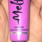 Swatch de W.eel : Melted - Rouge à lèvres liquéfié longue tenue, Too Faced