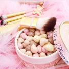 Swatch de zahia maz : Perles de teint, Too Faced