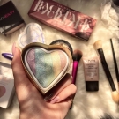 Swatch de zahia maz : I Heart Makeup Blushing Hearts, Makeup Revolution
