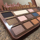 Swatch de zahia maz : Semi-Sweet Chocolate Bar - Palette d'ombres à paupières, Too Faced