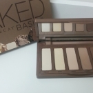 Swatch de zahia maz : Naked Basics Palette de fards à paupières, Urban Decay