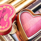 Swatch de zahia maz : I Heart Makeup Blushing Hearts, Makeup Revolution