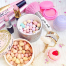 Swatch de zahia maz : Perles de teint, Too Faced