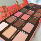 Swatch de zahia maz : Sweet Peach Palette de fards à paupières, Too Faced