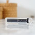 Swatch de Mon billet poudré : La Petite Robe Noire Le Rouge Délicieusement Brillant, Guerlain