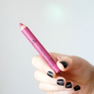 Swatch de Mon billet poudré : Le Crayon Rouge à Lèvres, Avril