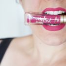 Swatch de Mon billet poudré : Melted Matte - Rouge à lèvres liquéfié longue tenue mat, Too Faced