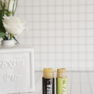 Swatch de Mon billet poudré : Baume à lèvres, Hurraw