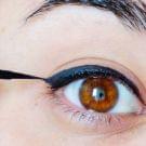 Swatch de Mon billet poudré : Eye liner précision, Miss Den