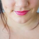 Swatch de Mon billet poudré : Le Crayon Rouge à Lèvres, Avril