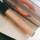 Swatch de Esprit d'Azur : Gloss a lèvres métalliques illuminateur, Huda Beauty