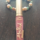 Swatch de Esprit d'Azur : Melted Matte - Rouge à lèvres liquéfié longue tenue mat, Too Faced