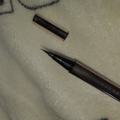 Swatch de lapetitejosy : Flyliner Feutre Liquide longue tenue, Fenty Beauty by Rihanna