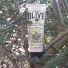 Swatch de Bluegarance : Crème corporelle fleur d'olivier Pure Greek, Korres