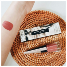 Swatch de Floraa : Stunna Lip Paint - Rouge à lèvres liquide longue tenue, Fenty Beauty by Rihanna