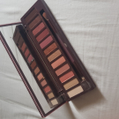 Swatch de Floraa : Naked Cherry - Palette de fards à paupières, Urban Decay