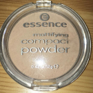 Swatch de Mariamakeup : Mattifying compact powder, Essence
