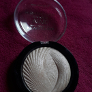 Swatch de audreydtz : Vivid baked highlighter, Makeup Revolution