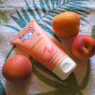 Swatch de Muchacha : Crème Extra Douce Pêche Blanche, Le Petit Marseillais