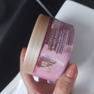 Swatch de MRS.ADB : Gommage sable corps aux baies de rose & Vanille, Kiotis - Stanhome