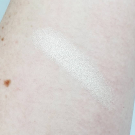Swatch de BEAUTYSKARD : O!Mega Glaze All-Over Foil Luminizer, Marc Jacobs Beauty