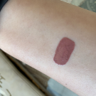 Swatch de NerBeauty : L'Infaillible Rouge à Lèvres Longue Tenue, L'Oréal Paris