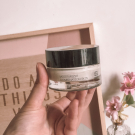 Swatch de Pretty Tiny Things : Crème Hydratante Peau Mixte, Alaena